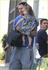 组图：贝克汉姆破洞t恤不修边幅 小七碎花洋装可爱