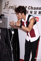 组图：吴克群承认与阿娇合作 盼媒体勿二度伤害她