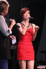 组图：陈珊妮见Kitty忘情卖萌