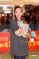 幻灯图集：谢婷婷优雅着装亮相 携爱猫参加活动
