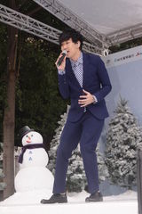 组图：林俊杰牵狗办握手拍照会 承认公司下禁爱令