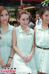 组图：Super Gear闹市派茶 露美腿吸晴