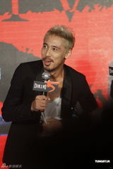 组图：《五星上将》关机 潘霜霜白色长裙美艳动人