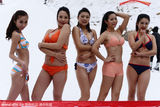 组图：模特零下10度低温比基尼晒雪肤