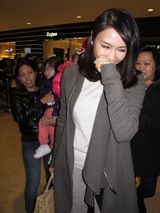 组图：黎姿平安夜携两女外出购买圣诞礼物