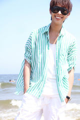 组图：金韩一李巍海边寻创作灵感 感受夏日清凉