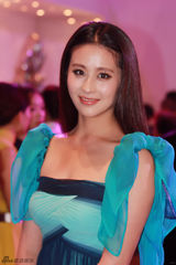 组图：颖儿亮相芭莎红毯 蓝色长裙助阵慈善夜