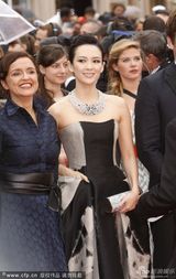 组图：章子怡灰墨裹胸裙走红毯妆容精致