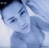 组图：话题女王麦莉MV预告三点式自摸诱惑