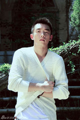 组图：郑恺户外春装写真展白衣诱惑