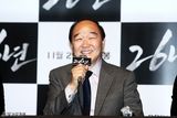 高清组图：韩片《26年》试映 任瑟雍架拐出席