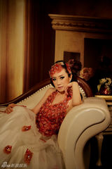 组图：芙蓉姐姐化身妩媚孔雀 装扮火红魅惑放电