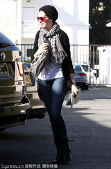 组图：海瑟薇便装亮相 黑白搭配演绎秋日时尚