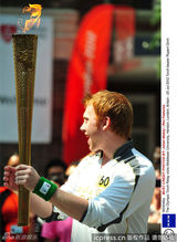 组图：哈利波特演员传递奥运火炬 分心为影迷签名