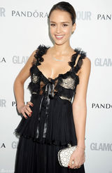 组图：杰西卡-阿尔芭低胸黑裙性感亮相