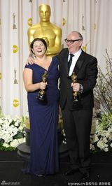 高清组图：奥斯卡后台获奖众星举金人光彩照人