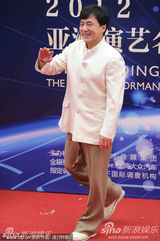 组图：成龙亮相华鼎盛典红毯笑容满面