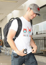 组图：囧瑟夫玛丽昂机场相遇 短暂叙旧拥抱告别