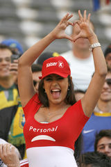 组图：巴拉圭乳神美洲杯酥胸半裸 芳唇微启眼神诱人