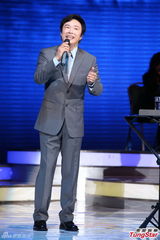 组图：费玉清最终场演唱会 预多陪伴年迈父亲