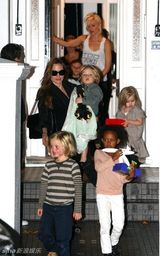 组图：朱莉和斯蒂芬妮星妈聚会 明星宝宝扎堆