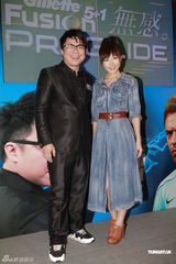 组图：乐瞳赞球员卢比度男人味足 害羞为其涂剃须膏