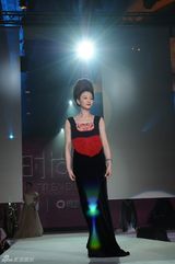 高清图：时尚大典众星走秀 跨界演绎精彩潮流