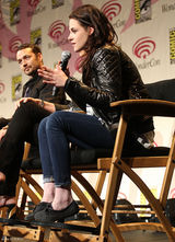 组图：克里斯汀-斯图尔特街拍 黑色夹克有型