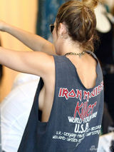 组图：麦莉-塞勒斯21岁生日 台上放荡台下疯狂