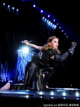 组图：麦当娜挑逗肌肉男上演致命诱惑