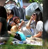 组图：杰西卡-阿尔芭全家野餐 女儿勾脖倒地表情囧