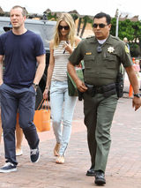 高清组图：惠特莉和男友杰森亮相 牛仔裤秀长腿