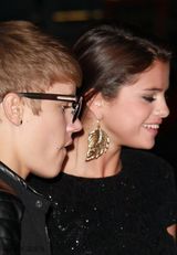 组图：小贾斯汀与女友约会玩低调 被拍以包挡脸