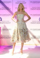 高清图：超模坎蒂丝-斯瓦内普尔抹胸裙甜美亮相