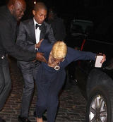 组图：女星真空险跌倒 胸前失守疑遭保安揩油