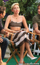 组图：麦莉-塞勒斯录早安美国 吐舌扮鬼脸卖萌