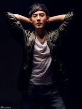 组图：张睿休闲运动写真 仰望天空扮深沉