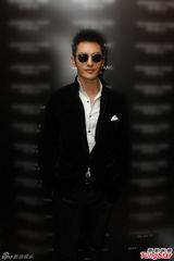 组图：黄晓明黑超遮面 孙俪秀长腿性感吸睛