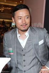 组图：苗侨伟赞黄日华女儿 弃股票改买黄金保值