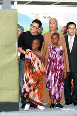 幻灯组图：张学友与非洲儿童合唱 崔健邦不怕被解雇