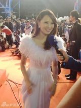 组图：伊能静连换美裙主持晚会 气质路线获好评