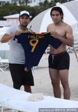 组图：球星法尔考海中爱抚娇妻 舔肚脐极度高调