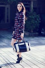 组图：吴佩慈初秋街拍写真 俏皮套裙散发优雅气质