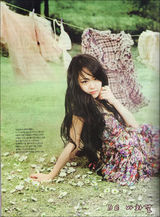 组图：文根英性感清纯集一身 繁花簇拥娇嫩可人