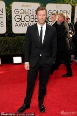 组图：阿伦-艾克哈特现身金球红毯型男范儿十足