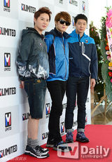 组图：JYJ出席户外品牌活动 登山造型显朝气