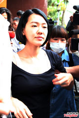 小S证人身份被传唤 神色疲惫白色肩带外露(图)