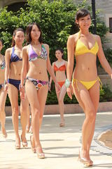 组图：中华小姐泳装照拍摄 选手血糖过低险晕倒