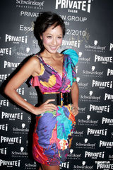 组图：黄秋生一身休闲出席活动 李蕙敏发型夸张