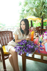 组图：徐黛妮白领风写真大片 述足球宝贝的困扰